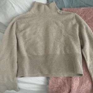 Stickad tröja - En superfin stickad tröja från Other Stories som knappt är använd💞💞