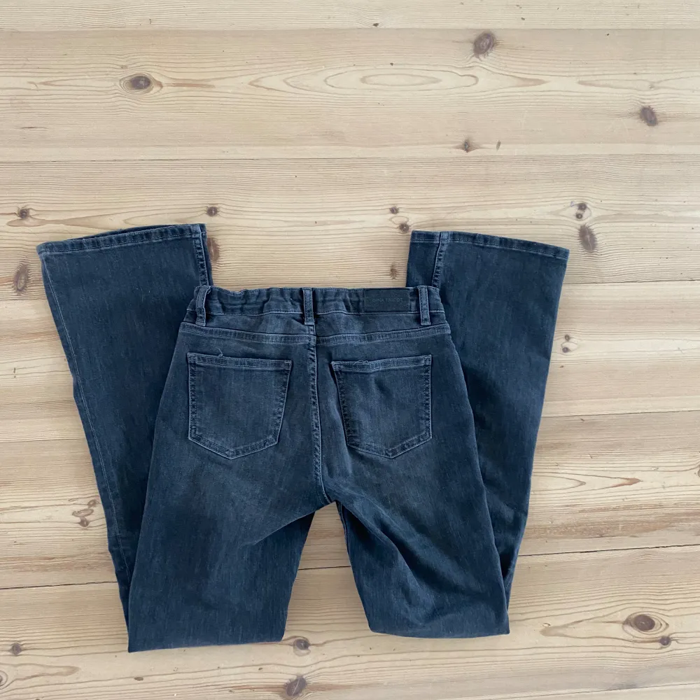 Lågmidjade jeans ifrån Gina Young strl 158 som jag inte tror säljs längre, väl använda utan några defekter!💕. Jeans & Byxor.