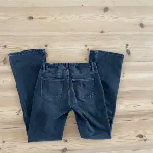 Lågmidjade jeans ifrån Gina Young strl 158 som jag inte tror säljs längre, väl använda utan några defekter!💕