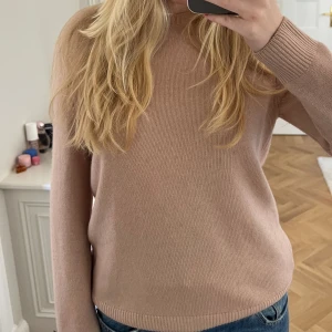 Rosa Kashmirtröja - Såå fin Kashmir tröja i en laxrosa färg som jag köpte i en butik i Italien. Den är 100% Kashmir✨