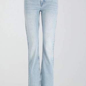 Jätte fina jeans som är slutsålda🩷Köpte dessa och har aldrig använt de, dock inte prislapp kvar! Mid/low waist, säljer för att de är lite för korta för min smak. Vid flera frågor skicka till mig eller om ni vill ha try on❤️