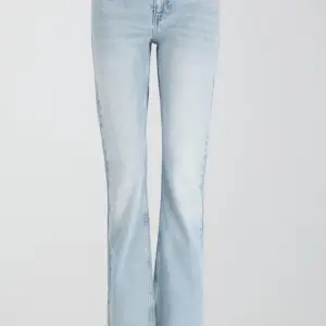 Jätte fina jeans som är slutsålda🩷Köpte dessa och har aldrig använt de, dock inte prislapp kvar! Mid/low waist, säljer för att de är lite för korta för min smak. Vid flera frågor skicka till mig eller om ni vill ha try on❤️