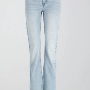 Ljusblå bootcut jeans - Jätte fina jeans som är slutsålda🩷Köpte dessa och har aldrig använt de, dock inte prislapp kvar! Mid/low waist, säljer för att de är lite för korta för min smak. Vid flera frågor skicka till mig eller om ni vill ha try on❤️