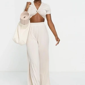 Topp och byxor från Asos - Mjukt set från Asos. Oanvända med lappar kvar. Helt slutsåld. Byxorna är i storlek 36 och toppen i storlek 34🌸 Köpta för 529kr