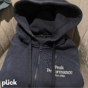 Zip hoodie från peak performance, lite färg som gått bort från dragkedjan inget annat att lägga märke på. Liten i storleken 