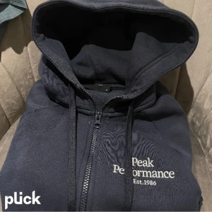 Peak performance hoddie - Zip hoodie från peak performance, lite färg som gått bort från dragkedjan inget annat att lägga märke på. Liten i storleken 