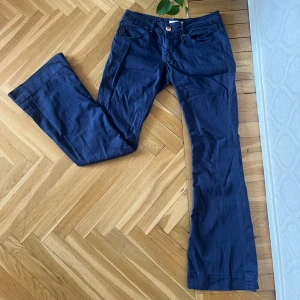 Blåa byxor - Blåa chinos/ byxor i 97% bomull och 3% elastan. Vintage från JennySkavlan x BikBok. Väldigt gott skick. Lågmidjade med bootcut. Hjärtformade bakfickor.  W29