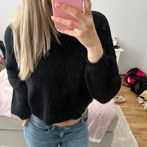 Svart stickad tröja  - Fin stickad tröja med spetsdetaljer på ryggen