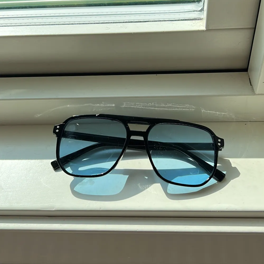 Skit snygga sol glasögon med blått glas, perfekt till sommaren (inte så basic som alla andra) formen är väldigt populär och trender just nu🥰 jätte bra skick då jag bara använd dom 1 gång🥰. Övrigt.