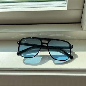 Skit snygga sol glasögon med blått glas, perfekt till sommaren (inte så basic som alla andra) formen är väldigt populär och trender just nu🥰 jätte bra skick då jag bara använd dom 1 gång🥰