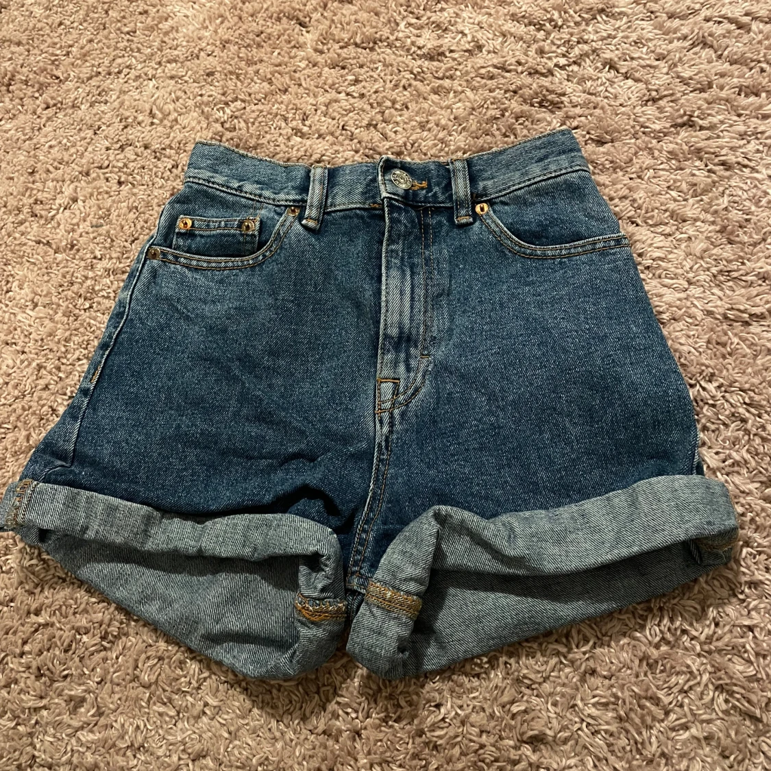 Mörkblåa jeansshorts 