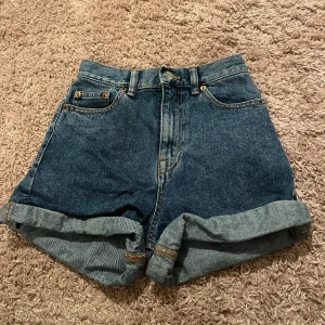 Mörkblåa jeansshorts  - Säljer dessa superfina mörkblåa jeansshorts från pull and bear. Dem har blivit för små för mig så jag använder dem inte längre. Skriv om ni har några frågor eller vill ha fler bilder. 