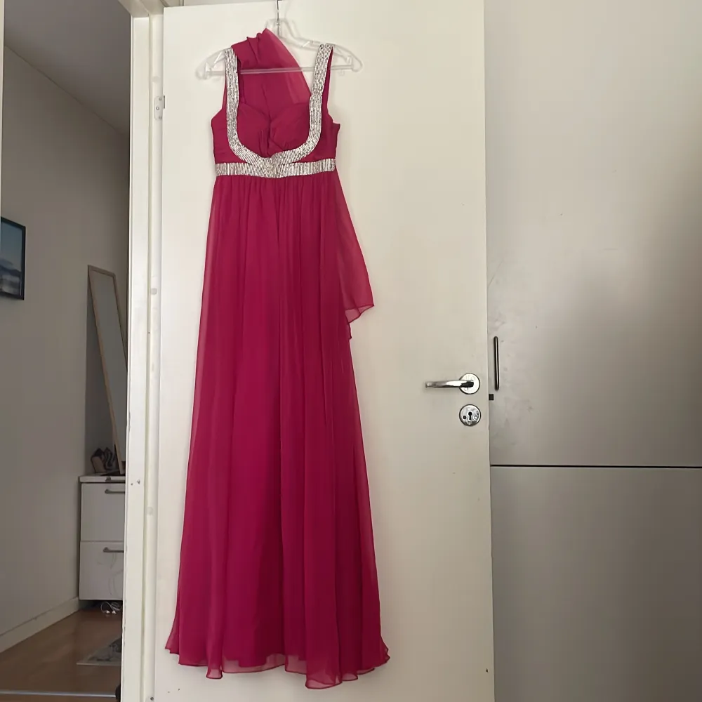 Rosa klänning med silver detalj. Klänningar.