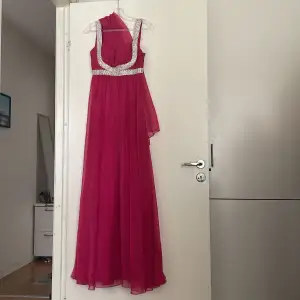 Rosa klänning med silver detalj