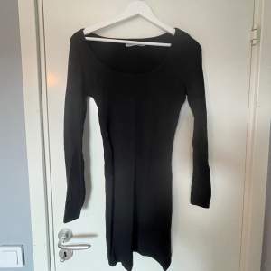 Säljer denna svarta tajta klänning, då den inte kommer till användning längre. En basic klänning som passar både till fest och till vardags. 🙌🏽🙌🏽