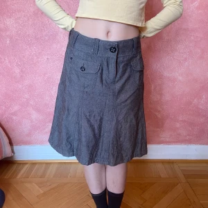 Kjol - Plisserad kjol från esprit. Gott skick. Snabb affär prioriteras. Hon på bilden är 160 cm och en xs/s men den passar mig bättre, en M.