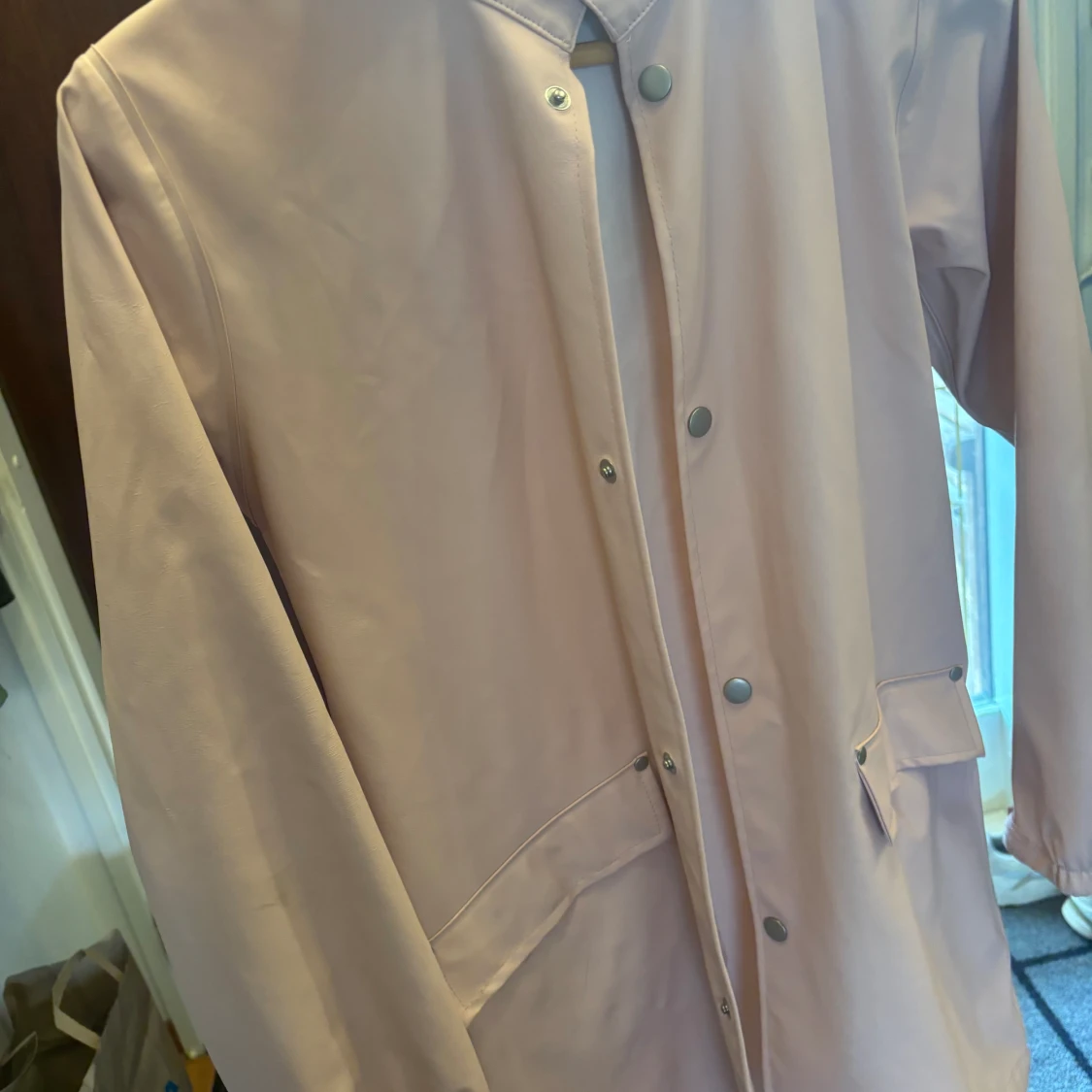 Ljus rosa regnjacka - 90