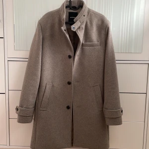 Jack&Jones - COAT - Knappt använd är i ny skick. Köptes för 1699kr. Storleken är S men passar bra på M, är 178 cm och den passar riktigt bra