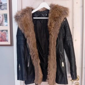 Läder jacka - Säljer denna jätte fina käder jacka med päls på då jag inte använder den längre. Den ä köpt på selpy och ör i bra skick. Kom privat om du vill ha fler bilder eller har frågor💕