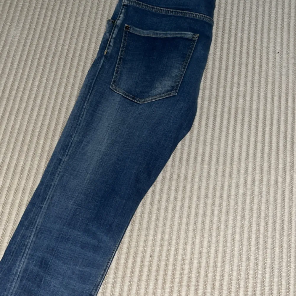 Tja, säljer nu dessa över feta dsq2 jeans. Väldigt bra skick utom att det finns ett litet hål som är näst intill osynligt. . Jeans & Byxor.