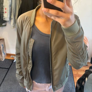 Olivgrön bomberjacka - Jättefin färg på en jacka som tyvärr blev för liten för mig. Har knappt använt men bara ett tecken på sista bilden.  Skriv om du har frågor!🩷 