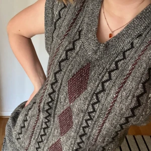 Stickad väst/tröja som är köpt second hand knappt använd  - Stickad mysig oversized fit kliar inte alls! Inget mönster på ryggen