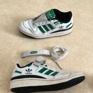 Adidas skor forum low - Som ni ser är skorna använda ganska mycket därför säljer jag för billigt pris. Men dom funkar fortfarande o har inga hål i sig 