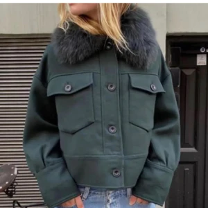 Meotine jacka grön - Säljer min sparsamt använda meotine jacka i stl xs/s. Kontakta mig för mer information💞