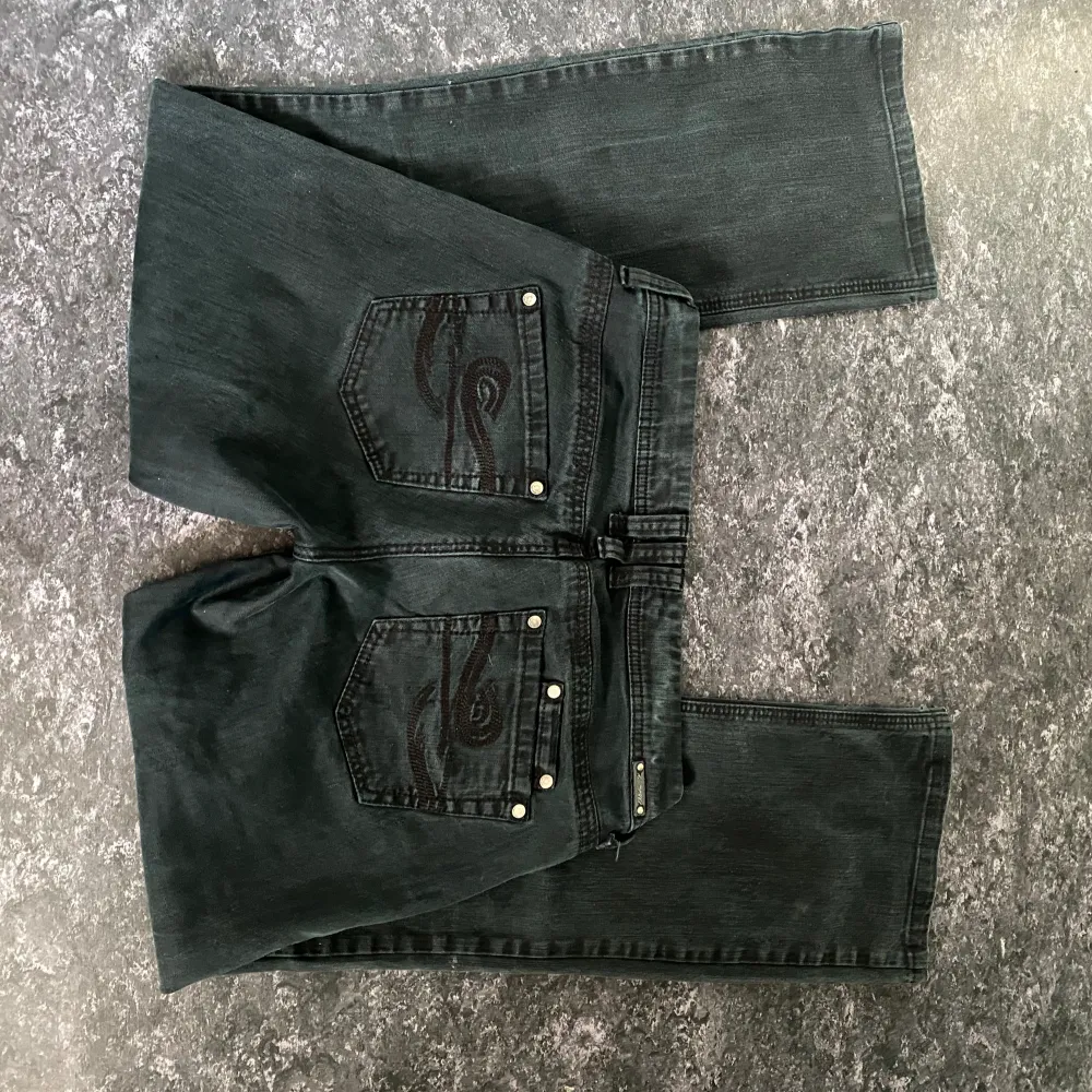 assnygga bootcut jeans från timezone i jättebra skick   midjemått- 40cm   innerbenslängd - 76 cm . Jeans & Byxor.