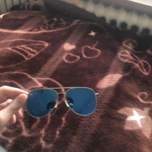 Dior solglasögon - Helt oanvända Dior solglasögon. Köpte den för några månader sedan men har aldrig använt den. Kan diskutera priset.