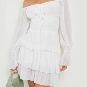 Vit off-shoulder klänning - Sälja då den aldrig kommit till användning, prislapp finns kvar. Finns att köpa i både storlek 6 (S) och 8 (M)☺️