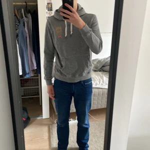 Morris hoodie Strl M - En snygg Morris hoodie i storlek M. Skick 8/10 har använts ett par gånger men är för liten nu. Passar snarare S