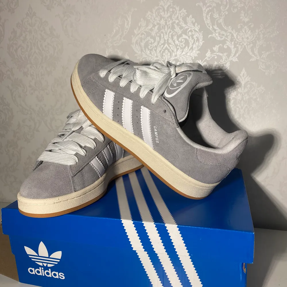 Helt nya Adidas campus 00s i storlek 39 säljer då de var för små och köpte ett par i min storlek istället💕. Skor.