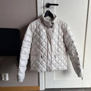Dunjacka - Supersnygg quiltad jacka, relativt tunn! Den är i en grå/silvrig färg med svarta glansiga detaljer! Skriv för fler bilder! ❤️❤️storlek S/M