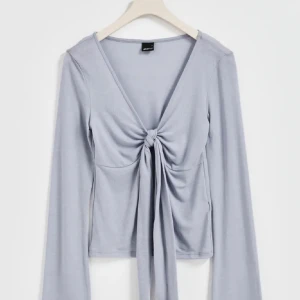 topp - Säljer denna populära topp från gina i storleken m använd rätt så mycket men i fint skick ,den är i storleken m men passar om man har storlek s❤️