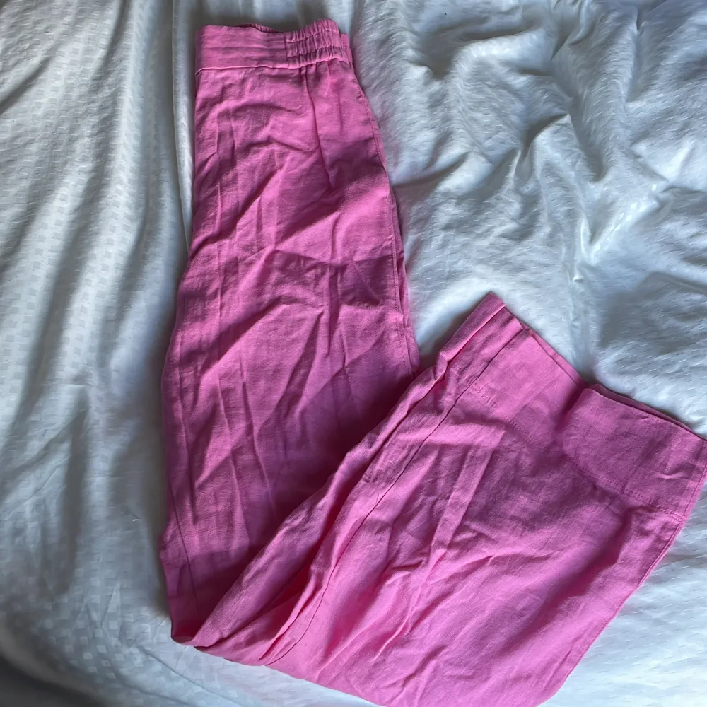 Rosa linne kostymbyxor. Sköna och snygga. I storlek S!. Jeans & Byxor.
