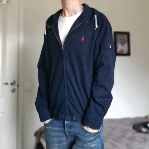 Ralph Lauren jacka - Riktigt fet Ralph Lauren vårjacka! Tunnare modell perfekt nu inför våren! Storlek L, modellen är 185!