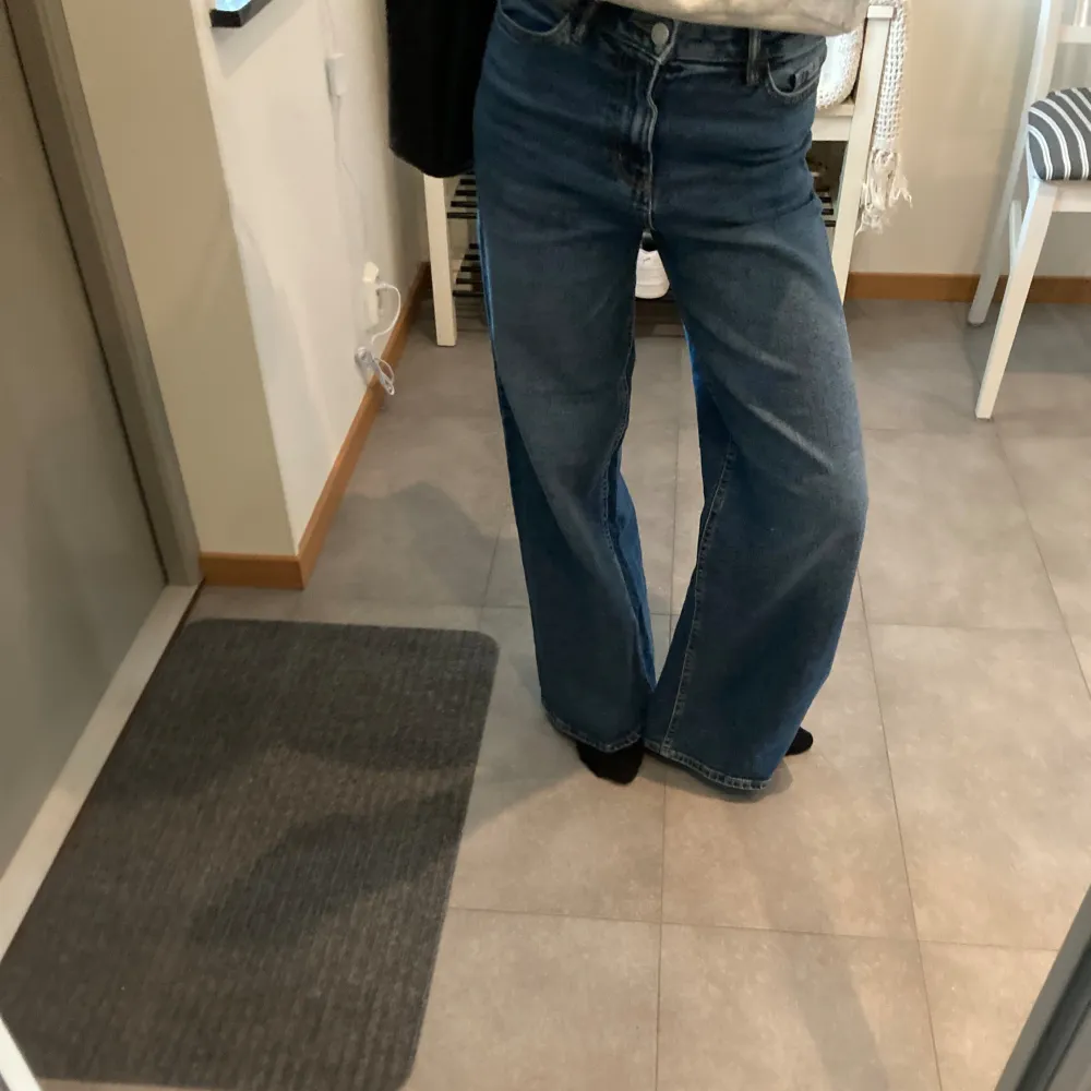 Jättesnygga vida, mörkblåa jeans i superbra skick, endast använda ett fåtal gånger💙 Köpta på Lindex i storlek 158 men perfekta i längden för mig som är 165 cm. Nypris: 399kr. Jeans & Byxor.