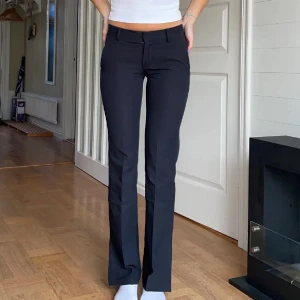 lågmidjade kostymbyxor - skitsnygga kostymbysor köota hör på plick återsäljer pga att dem var lite för långa för mig, jag är 162🫶🫶