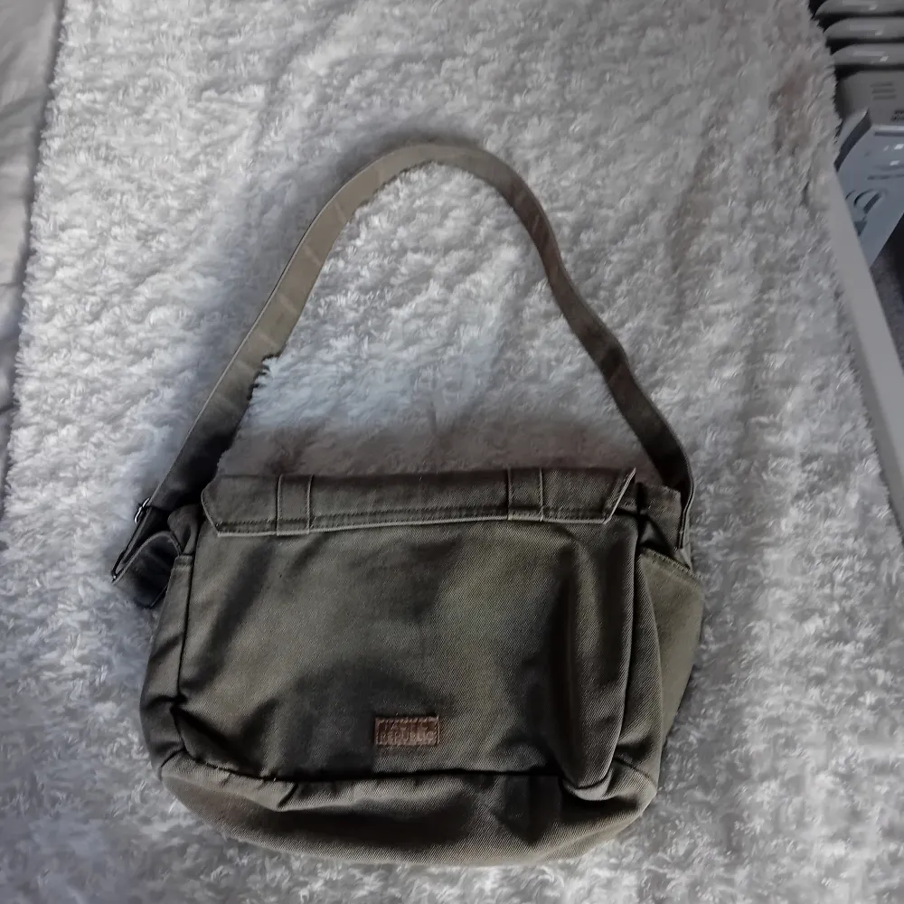 Denna sidoväska är från Pull&Bear. Bra kvalitet, knappt andvänd. . Väskor.