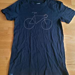 Dedicated t-shirt med cykel, sparsamt använd så bra begagnat skick. Svart. Storlek S
