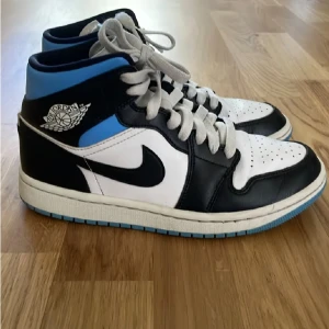 Jordan 1 mid  - Säljer dessa skor då de ej kommer till användning. Köpta för 3 750kr (på SOLD OUT). Storleken är 37,5 då de är små i storlekarna (jag har 36). De är i bra skick!