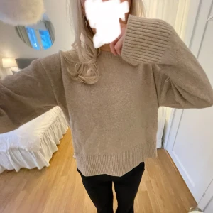 Stickad tröja - Supermysig och skön stickad tröja från & Other Stories. Passar till alla årstider. Den är i nyskick då den knappt är använd🤍🤎NYPRIS: 490kr