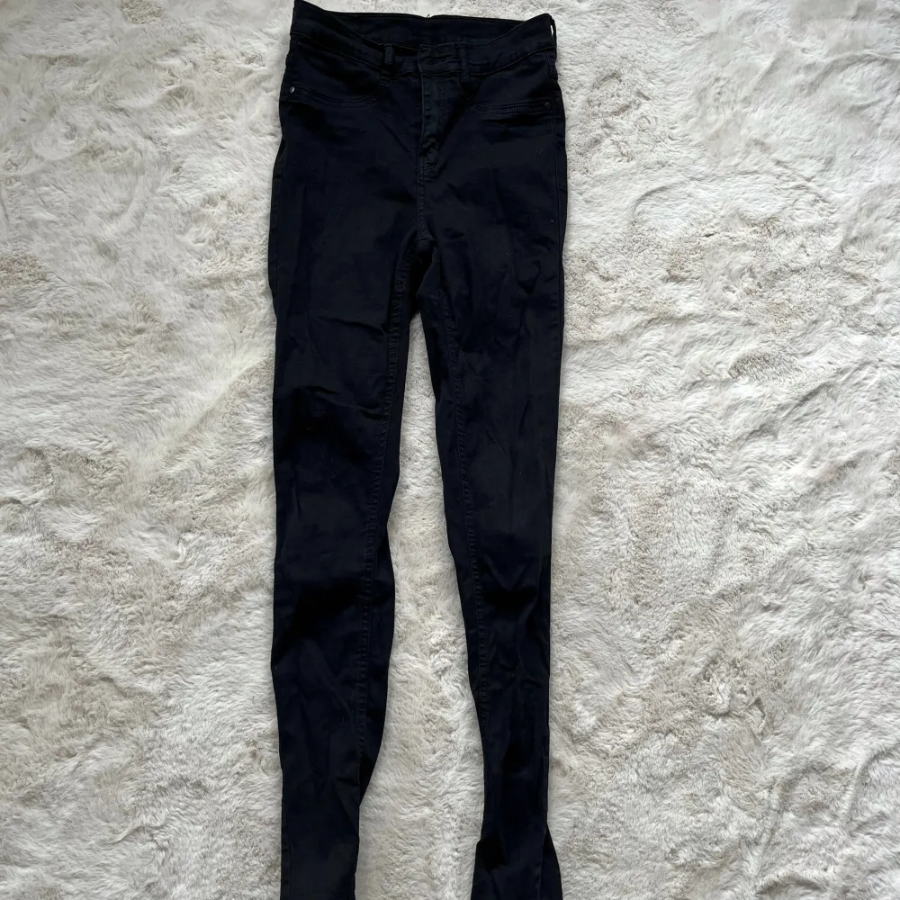 Skinnyjeans med mycket stretch, högmidjade. Använda fåtal gånger så mycket fint skick. . Jeans & Byxor.