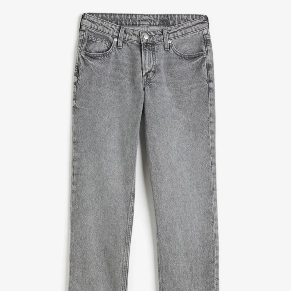 Säljer dessa jeans då jag har så många liknande varrandra. Inköpta för 399kr på H&M. Passar dig som är lite längre 170-180cm. Passar dig som är strl 42-48 beroende på hur man vill att dom ska sitta.. Jeans & Byxor.