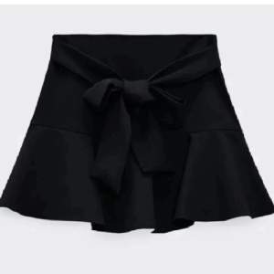 Säljer nu denna zara kjol i ny skick. Använt väldigt sparsamt inga defekter alls. Finns inte heller att köpa längre. Kom privat för egna bilder💘💘