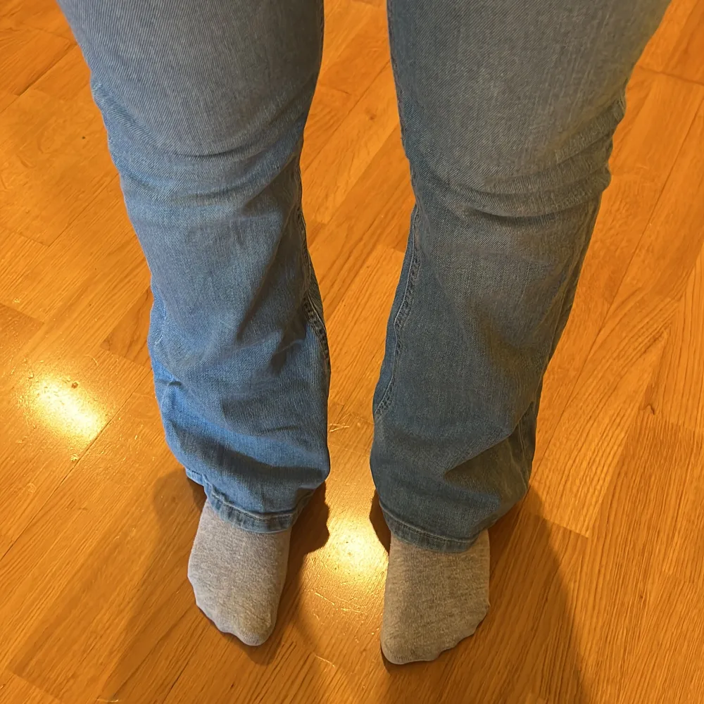 bra skick. Köpte för typ 1 år sedan. Jag har jätte många jeans så dom sitter typ å ”ruttnar” i garderoben. Dock är dom jättefina. Skriv priv för mera bilder ❤️❤️. Jeans & Byxor.