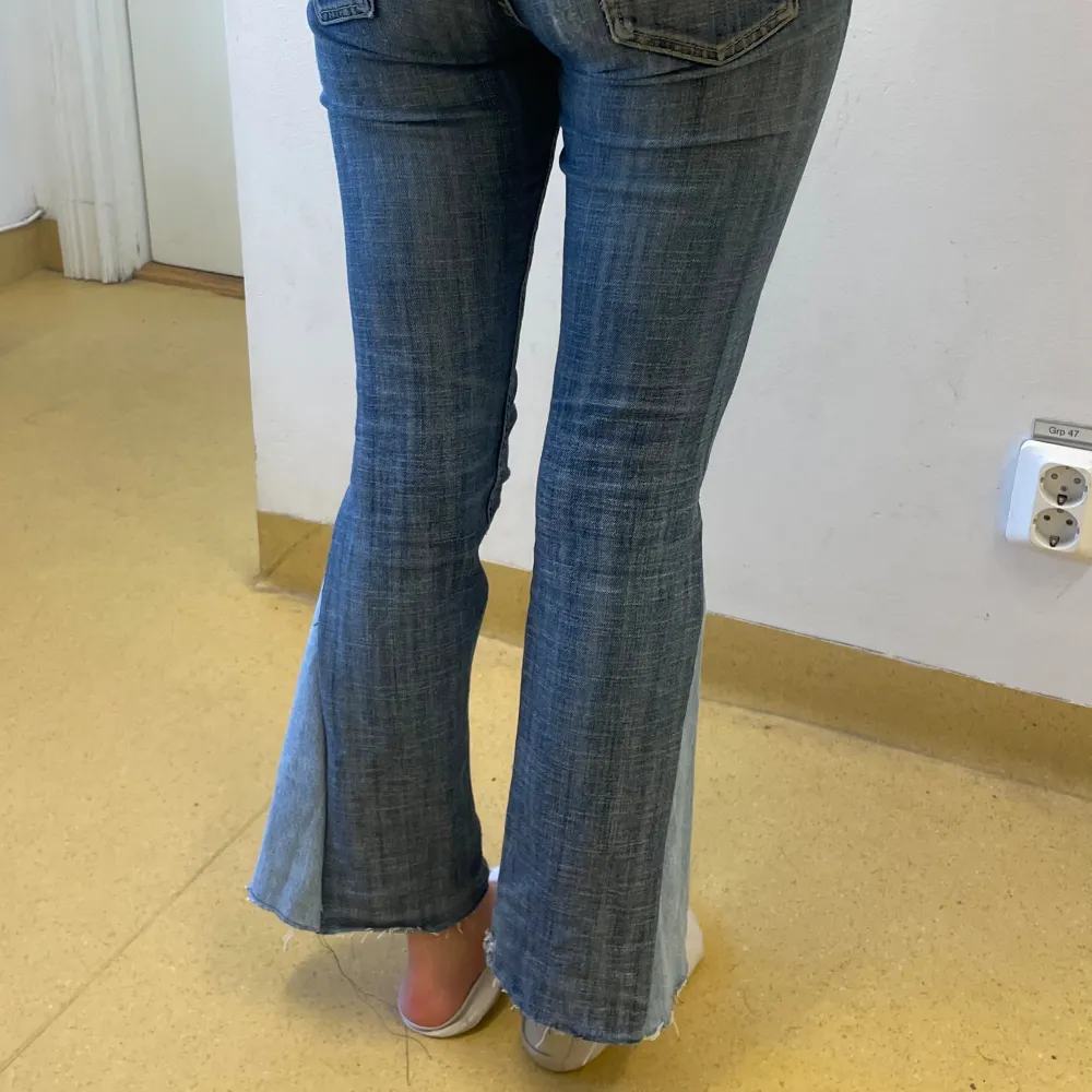 Lågmidjade jeans med annan färg på bootcuten. Tjejen på bilden är 165 cm som referens. . Jeans & Byxor.