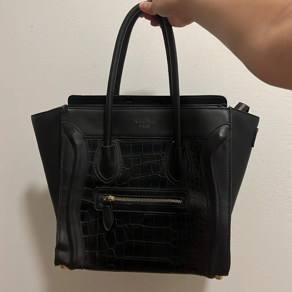 Säljer denna fake Celine luggage leather bag i bra skick😊. Väskor.