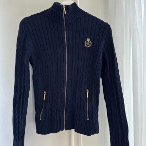 Cardigan Ralph Lauren (S) - Säljer en välanvänd tröja. Liten i storlek så den är mer som XS-S. Priset kan diskuteras